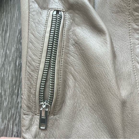Leather Jacket 100% leather. 3/4 sleeves. Made in Italy. XS. Nude color - Picture 7 of 13